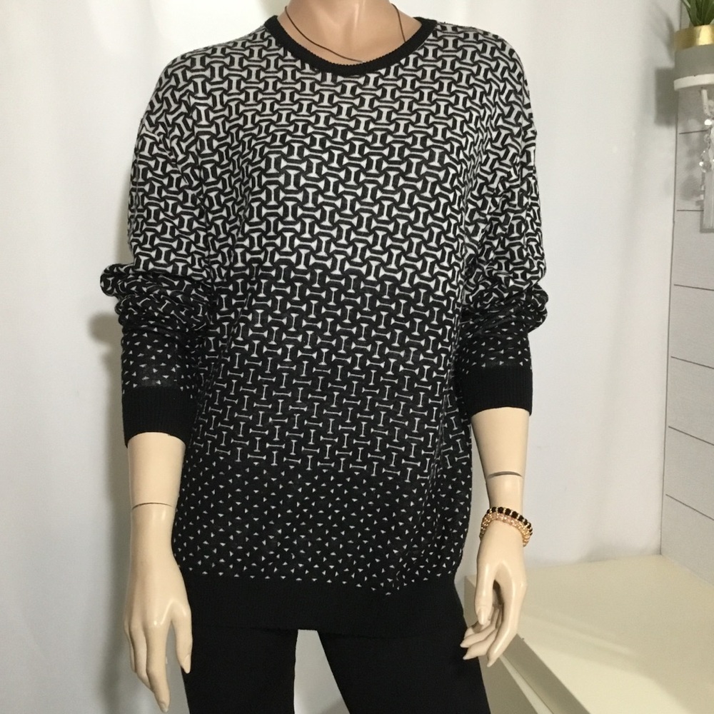 Love2 B free - black and white sweater (D29
